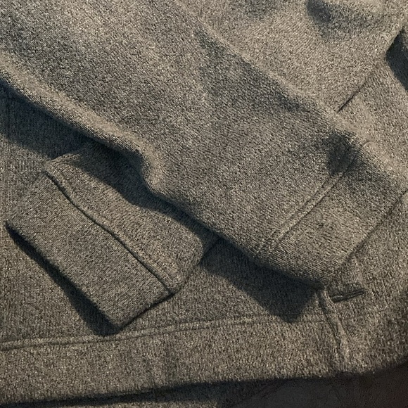 Roots grey polyester sweater with a bit of fuzziness. - Picture 8 of 8